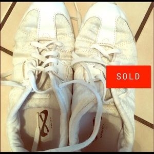 ❗️SOLD❗️Nfinity cheer and tumbling shoes.